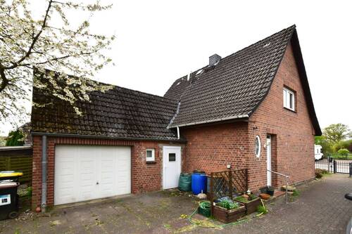 Haus Garage.jpg - 3 Zimmer Mehrfamilienhaus, Wohnhaus in Trittau
