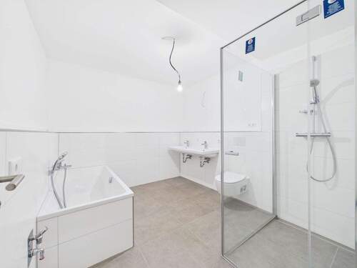 CAM04911G0-PR0025-STILL010 - 