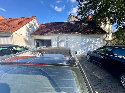 Garage und Stellplatz - 