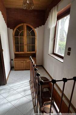 Flur 2 mit Abgang zum Keller - 