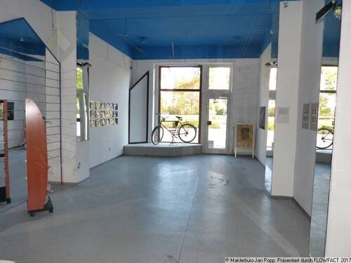 Blick vom hinteren Ladenteil zum Schaufenster - Schöner Laden in einem aufstrebenden Stadtteil