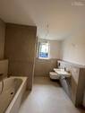 Badezimmer mit Wanne und Bad - 
