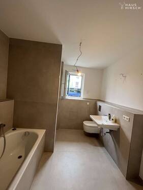 Badezimmer mit Wanne und Bad - 