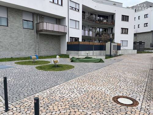 Spielplatz neben Gebäude - 