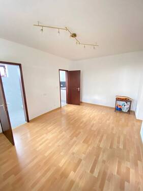 Blick zu Küche und Bad - 2 Zimmer Etagenwohnung in Sankt Ingbert