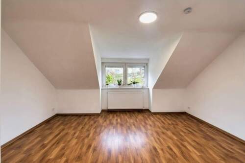 Wohnzimmer Leer - 4 Zimmer Etagenwohnung in Stuttgart