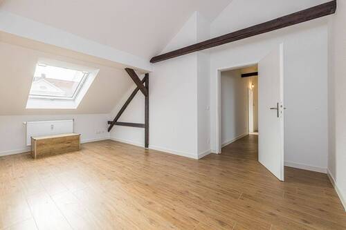 Wohnzimmer - Charmante Dachgeschosswohnung im Altbau - 57 m² ideal für Singles oder Paare