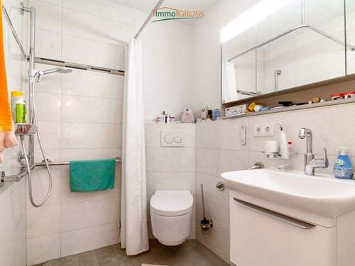 OG - Badezimmer mit Dusche - 