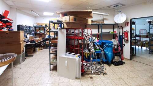 Lager EG, rechts Rolltor sichtbar - 