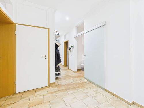 Flur mit Tür zum Dachboden - 