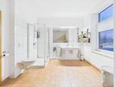 Badezimmer mit Fenster - 
