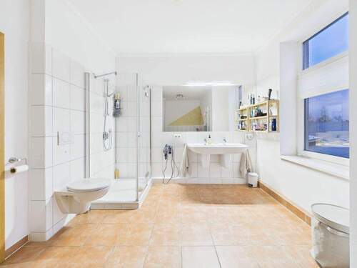 Badezimmer mit Fenster - 