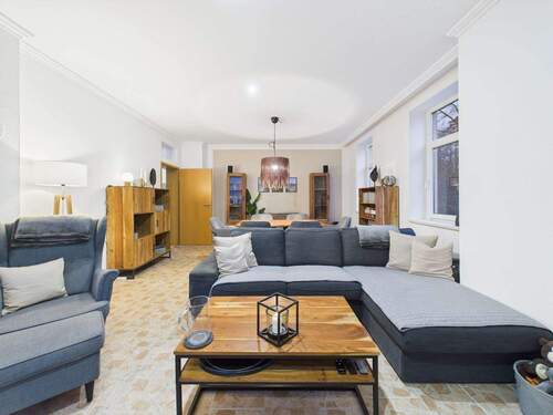 Wohnzimmer - Exklusive 4-Zimmer-Etagenwohnung mit moderner Ausstattung und großzügigem Dachboden - Jetzt zum Kauf