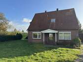 Ansicht Haus vorn - Einfamilienhaus mit 155,00 m&sup2; in Bad Zwischenahn / Specken zum Kaufen