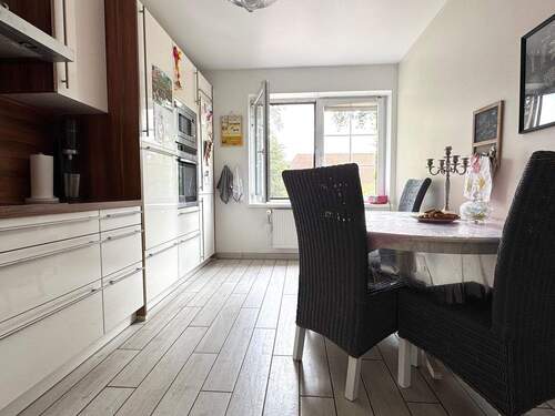 Hauptwohnung OG - Küche mit Essbereich - 