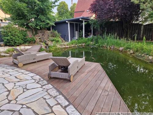 Blick von der Terrasse auf den Schwimmteich - 5 Zimmer Einfamilienhaus in Neuenhagen
