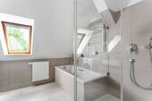 Helles Badezimmer mit Morgensonne - 