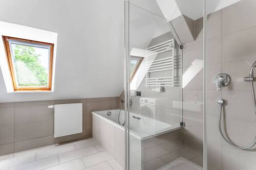Helles Badezimmer mit Morgensonne - 
