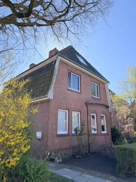 Hausansicht - Oberwohnung in Leer-Loga zu vermieten.