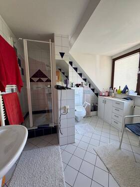 Badezimmer mit Dusche und Badewanne im DG - 