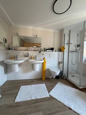 Badezimmer im ersten OG - Mehrfamilienhaus, Wohnhaus mit 240,00 m² in Weimar zum Kaufen