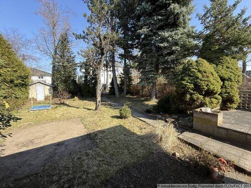 Garten mit Blick zur Straße - 