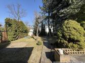Blick von der Terrasse in den Garten und zur Straße - 