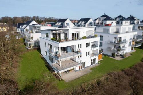 Rückansicht - Exklusive Erdgeschosswohnung mit traumhaften Panoramablick - 2 Schlafzimmer, 2 Bäder & 2 Balkone