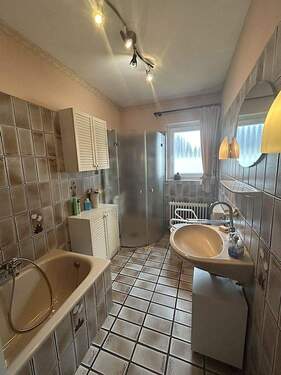 Badezimmer mit Wanne und Dusche - 