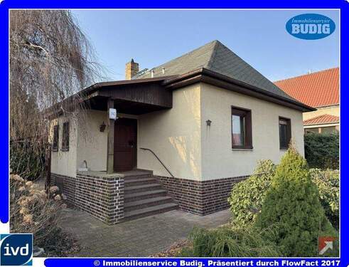 Hausansicht mit überdachtem Eingangsbereich - Solides Handwerkerobjekt auf teilbarem Grundstück