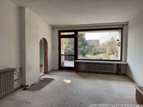 Wohnzimmer mit Blick in den Garten und Zugang zum zweiten Zimmer - 