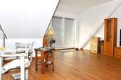 Wohnzimmer - Großzügige 3-Raumwohnung mit Balkon und Vollbad