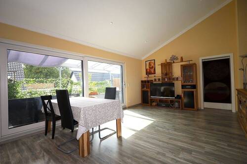 Wohnzimmer mit Zugang zum Balkon - 