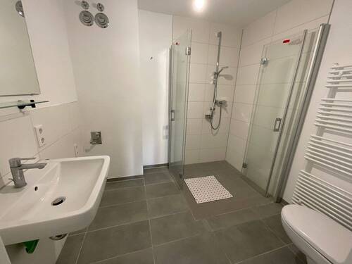 Bad mit Dusche - 