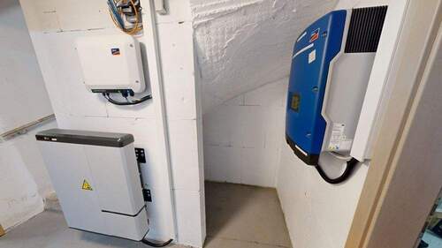 Wechselrichter und Batteriespeicher Kellergeschoss - 