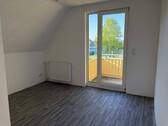 Zimmer mit Übergang zum Balkon - 3-Zimmerwohnung mit Balkon und Glastüren Nähe Airbus