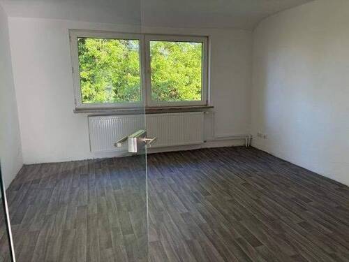 Wohnzimmer mit moderner Glastür - 3 Zimmer Etagenwohnung in Hamburg
