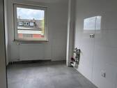 Küche mit praktischer Größe und Fenster - 