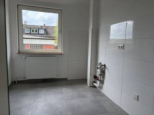 Küche mit praktischer Größe und Fenster - 