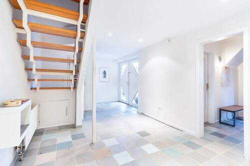 Eingangsbereich - 6 Zimmer Doppelhaushälfte zum Kaufen in Bielefeld