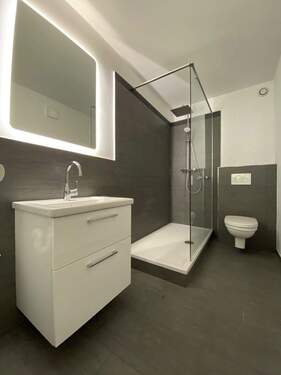 Badezimmer.jpg - Moderne 2 Zimmer Wohnung mit Balkon, Stellplatz und Einbauküche in D-Niederkassel