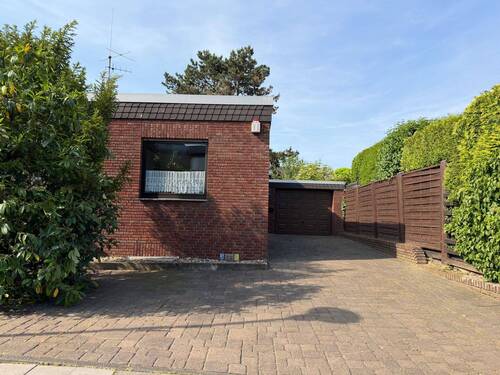 Teilansicht Front - Bungalow in ruhiger Wohnsiedlung in Willich Anrath