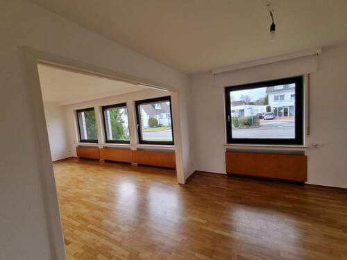 Wohnzimmer Fensterfront - Renovierte Wohnung Erdgeschoss zu vermieten.