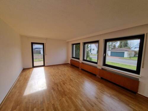 Wohnzimmer mit Zugang Terrasse - 3 Zimmer Etagenwohnung zur Miete in Bad Rothenfelde