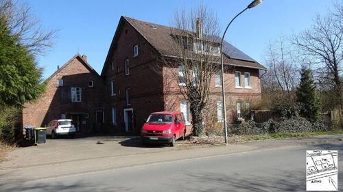 Ansicht von der Straße - Zwei Häuser zum Preis von Einem, geeignet für Selbstnutzung und Vermietung