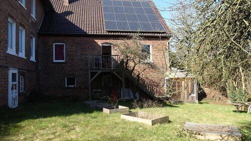 Anbau vom Garten aus - 1 Zimmer Mehrfamilienhaus, Wohnhaus in Dörentrup