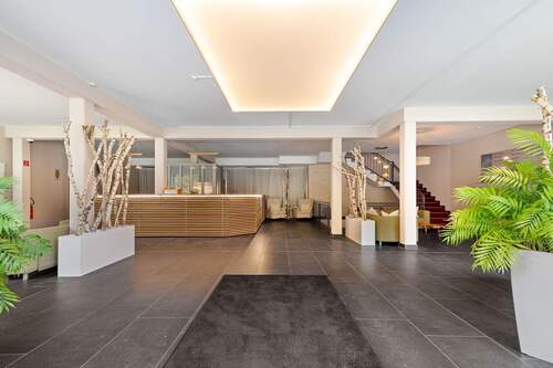 Eingangsbereich - 2 Zimmer Mehrfamilienhaus, Wohnhaus in Hennigsdorf