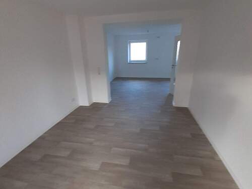 Wohnzimmer mit offener Küche.jpg - 2 Zimmer Etagenwohnung zur Miete in Oelsnitz/Erzgebirge