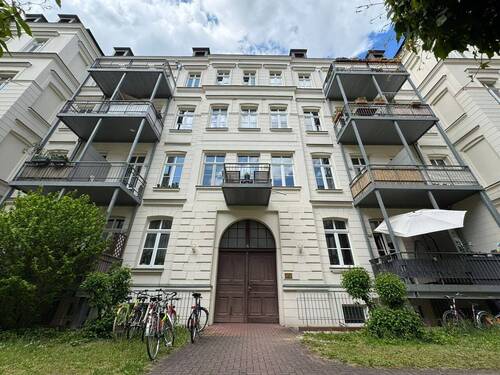 Hausansicht - Zentral wohnen, ruhig leben: 2 Zimmer mit Balkon