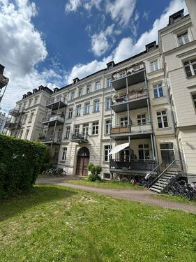 Hausfront seitlich - 2 Zimmer Etagenwohnung zum Kaufen in Leipzig